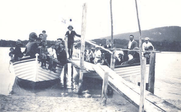 School picnic group disembarks