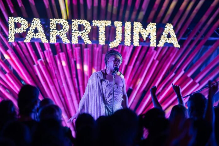 10APRILFRI-ElectricFields2-9900000000079e3c